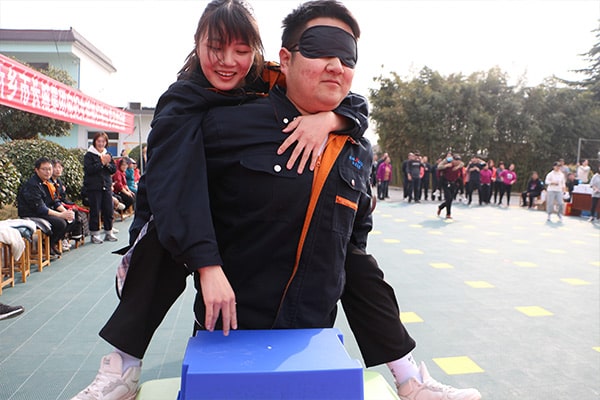 蒙眼尋物 蒙眼尋物