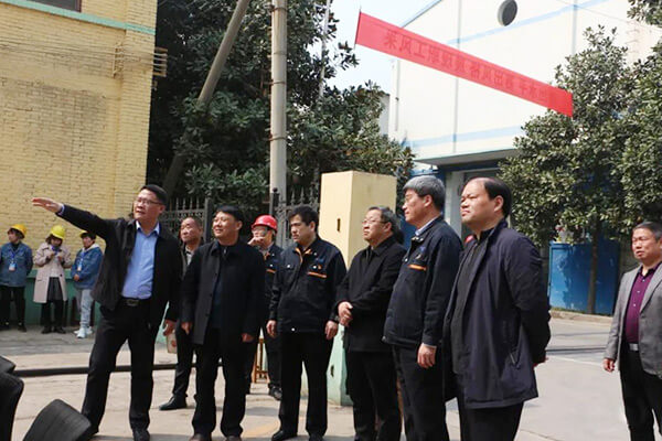 領(lǐng)導們參觀長城機械 領(lǐng)導們參觀長城機械