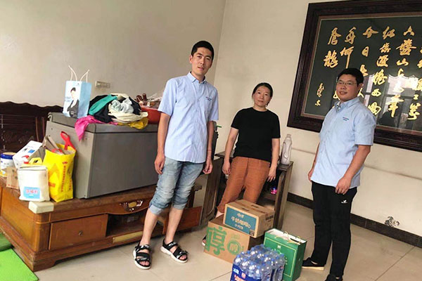 新鄉(xiāng)長城派代表慰問受災的員工 新鄉(xiāng)長城派代表慰問受災的員工