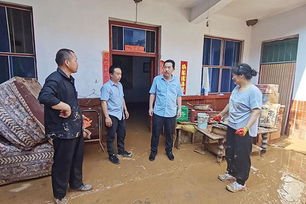 新鄉(xiāng)長城派代表慰問受災的員工 新鄉(xiāng)長城派代表慰問受災的員工