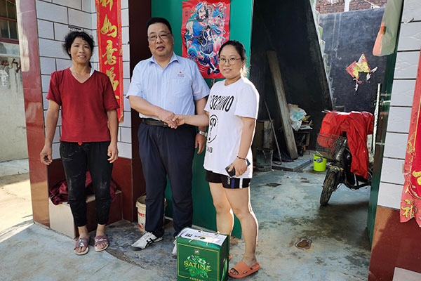 新鄉(xiāng)長城派代表慰問受災的員工 新鄉(xiāng)長城派代表慰問受災的員工