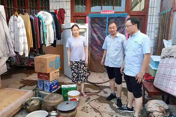 新鄉(xiāng)長城派代表慰問受災的員工 新鄉(xiāng)長城派代表慰問受災的員工