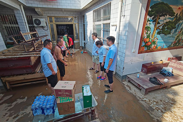 新鄉(xiāng)長城派代表慰問受災的員工 新鄉(xiāng)長城派代表慰問受災的員工