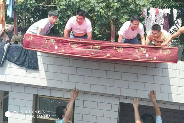 新鄉(xiāng)長城給受災員工送物資 新鄉(xiāng)長城給受災員工送物資