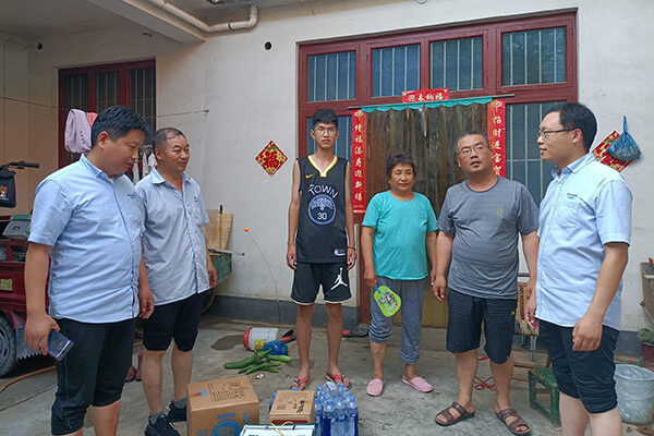 新鄉(xiāng)長城給受災員工送物資 新鄉(xiāng)長城給受災員工送物資