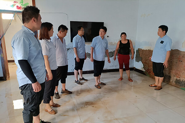 新鄉(xiāng)長城給受災員工送物資 新鄉(xiāng)長城給受災員工送物資