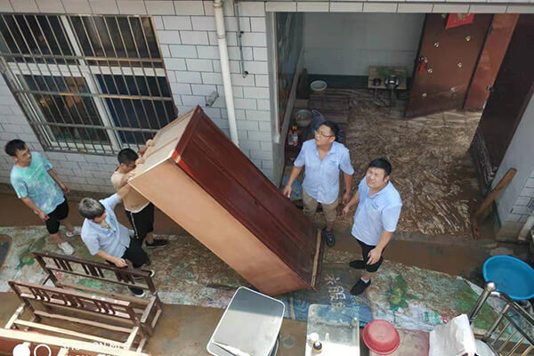 新鄉(xiāng)長城給受災員工送物資 新鄉(xiāng)長城給受災員工送物資