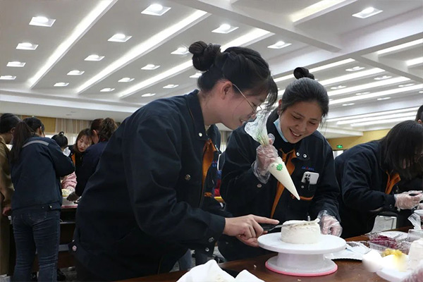 新鄉(xiāng)長(zhǎng)城機(jī)械舉辦慶三八蛋糕DIY活動(dòng)現(xiàn)場(chǎng)