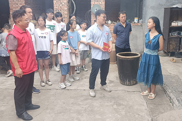 新鄉(xiāng)長城集團愛心家庭攜手輝縣義工“愛心助學，點亮希望”