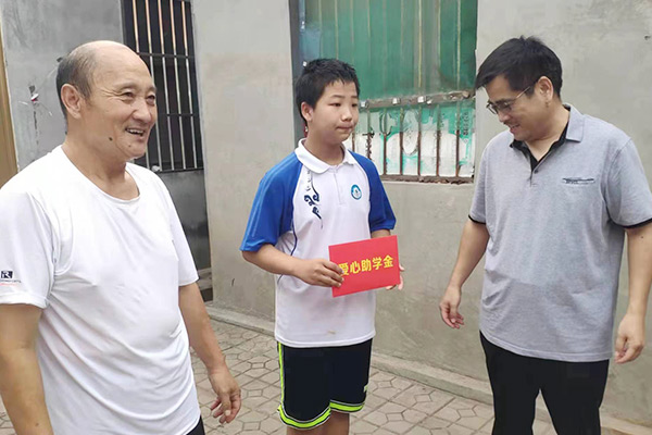 新鄉(xiāng)長城集團愛心家庭攜手輝縣義工“愛心助學，點亮希望”