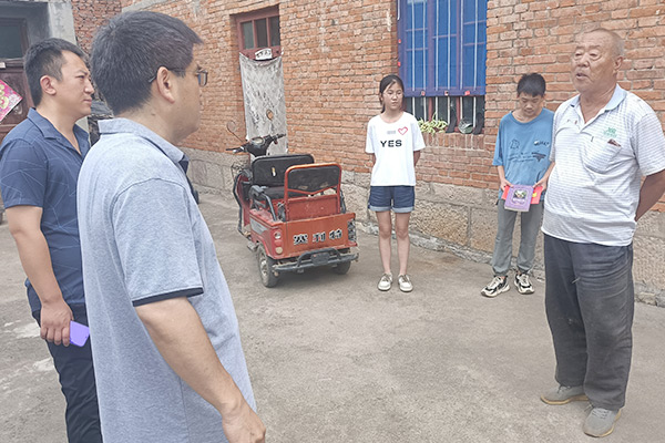 新鄉(xiāng)長城集團愛心家庭攜手輝縣義工“愛心助學，點亮希望”